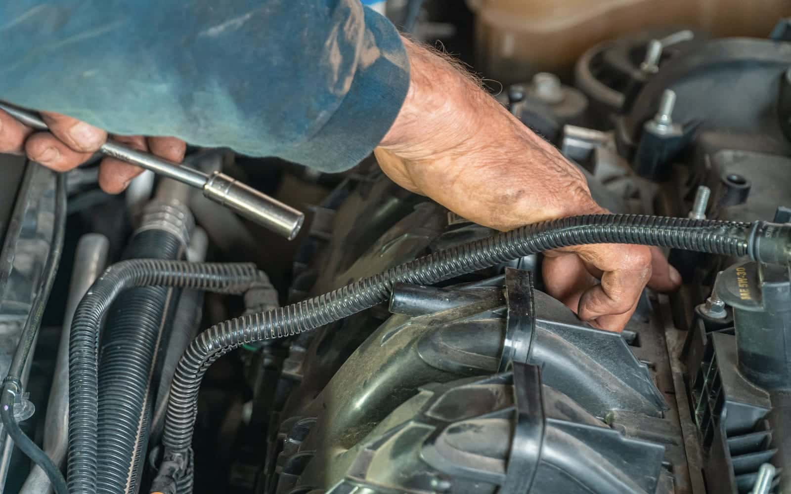 Motor bölmesinde lokma anahtarla çalışan bir el