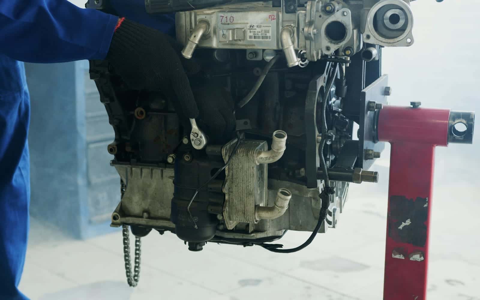 Araçtan sökülüp vinçle taşınan motor
