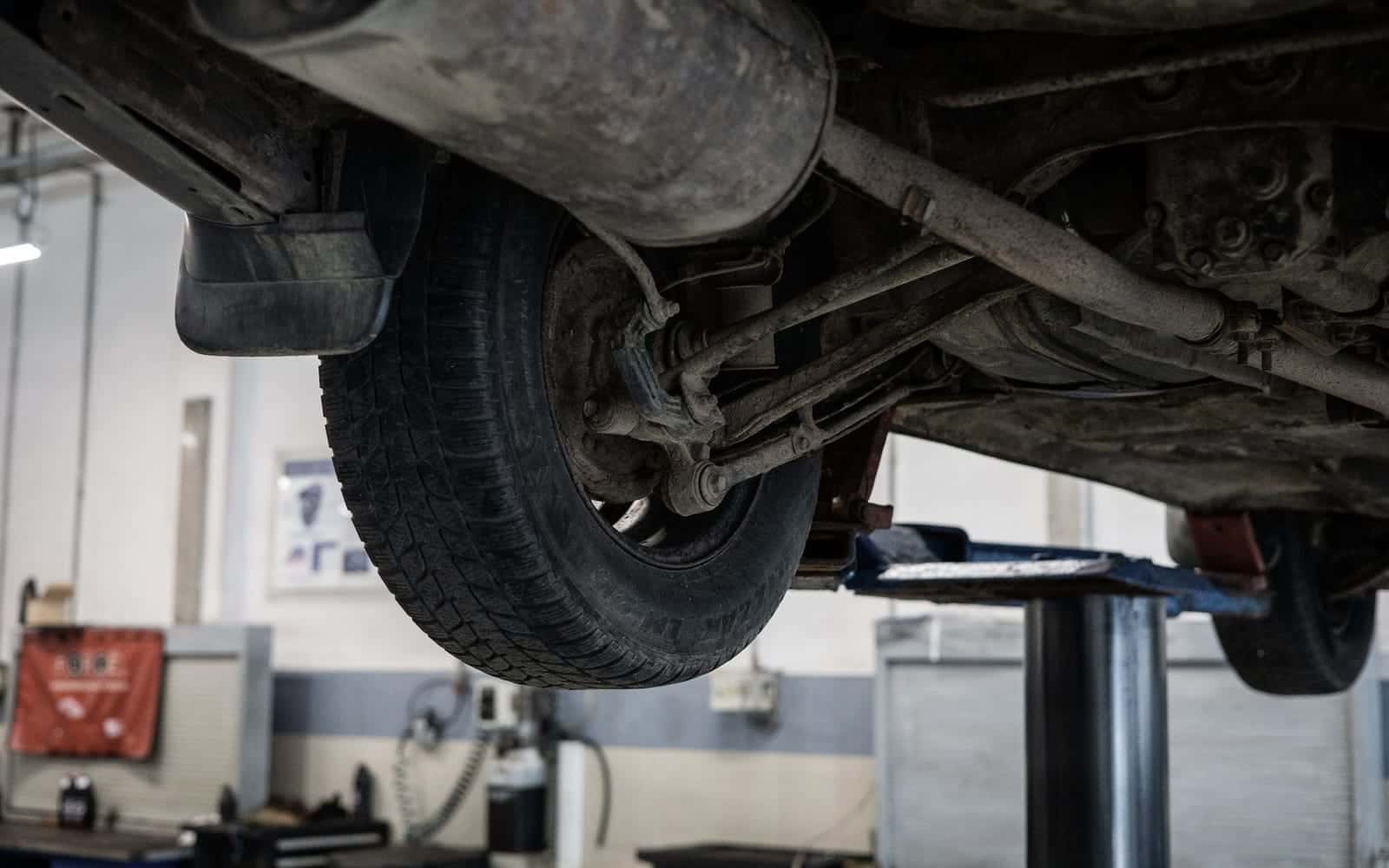 Kaldırıcıdaki aracın altında yapılan mekanik kontrol