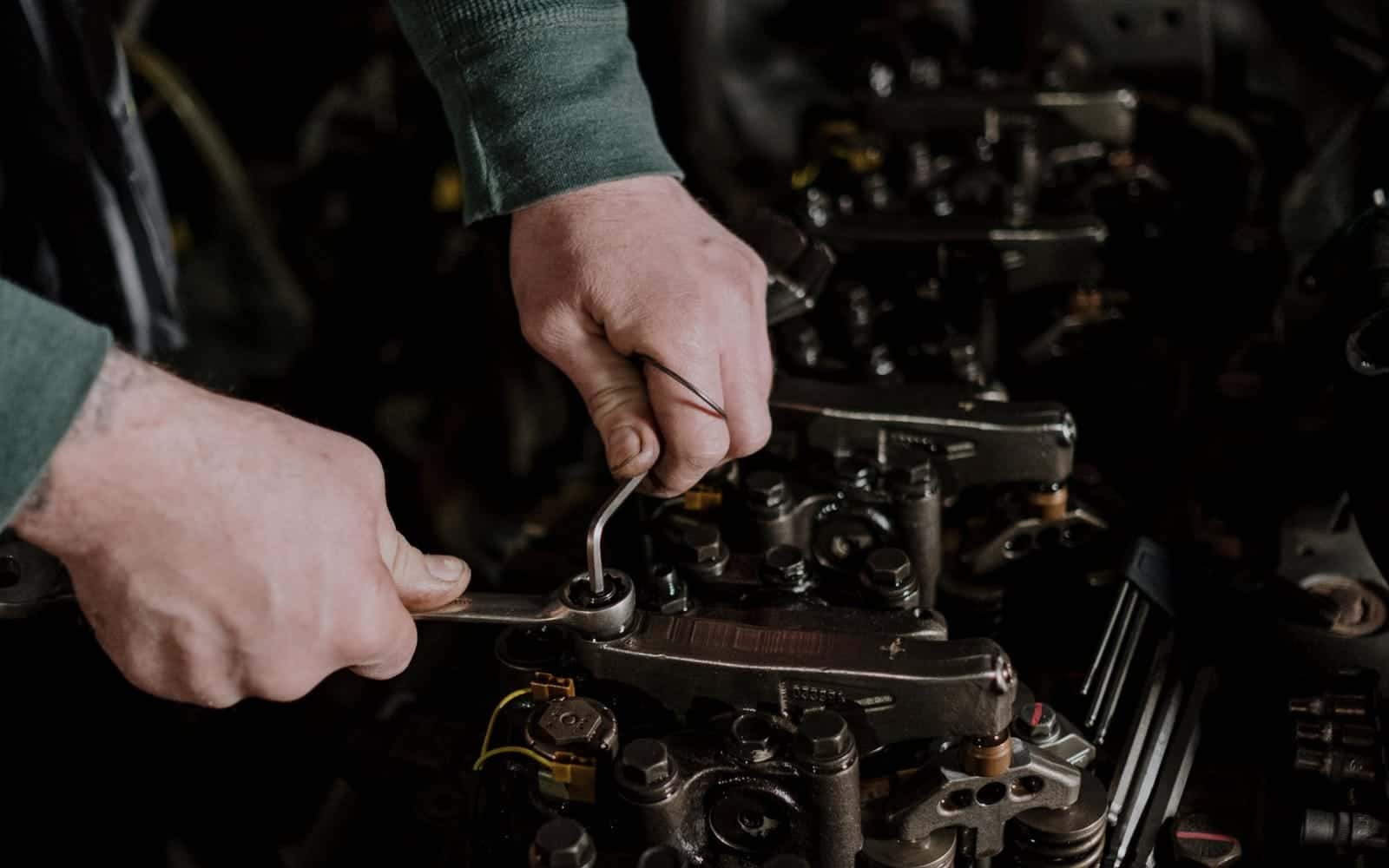Motor bölmesinde anahtar takımıyla yapılan mekanik onarım