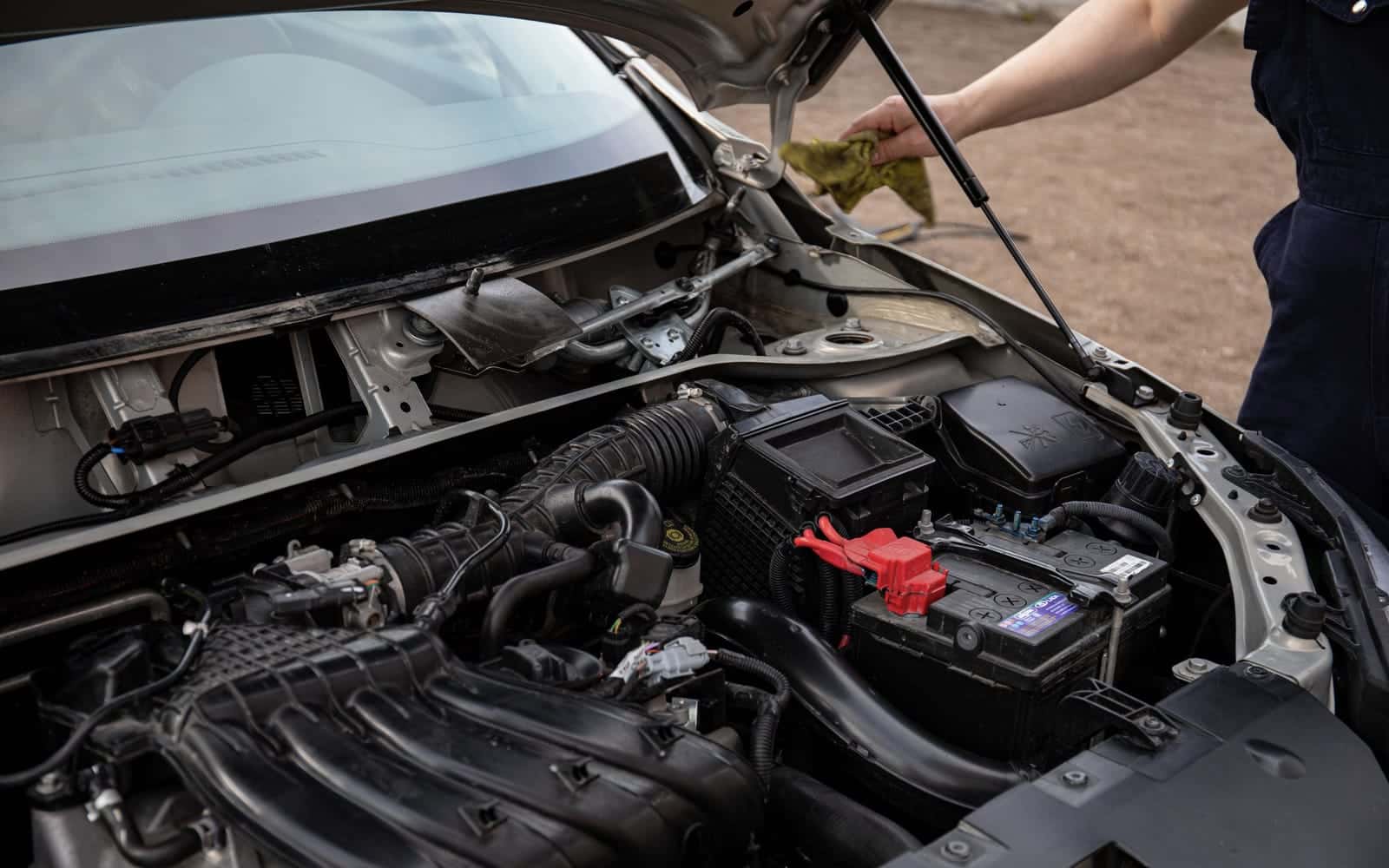 Kaputu açık bir aracın motor bölmesi, akü ve hava filtresi kutusu